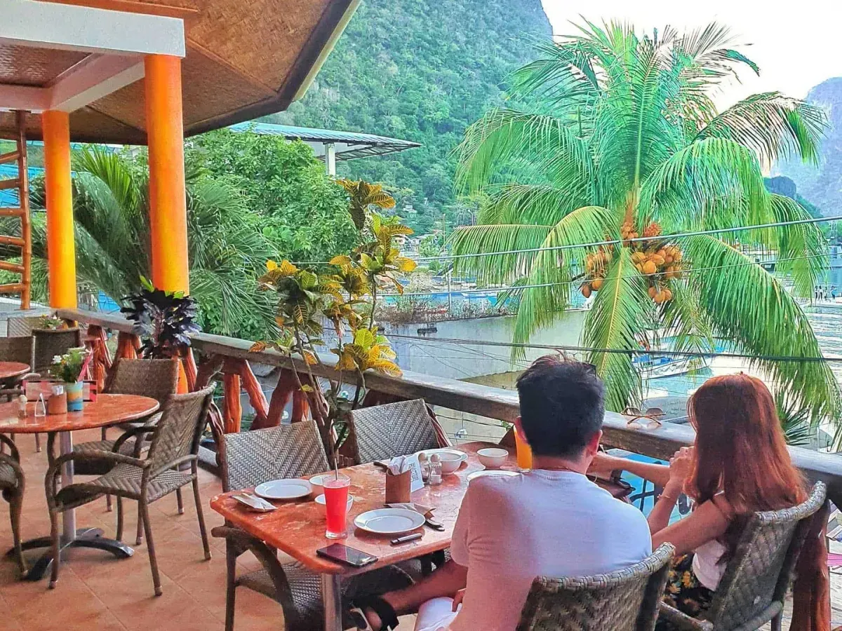 https://api.holicay.com/uploads/large_a5b94073-webp-El Nido Boutique Artcafe.webp